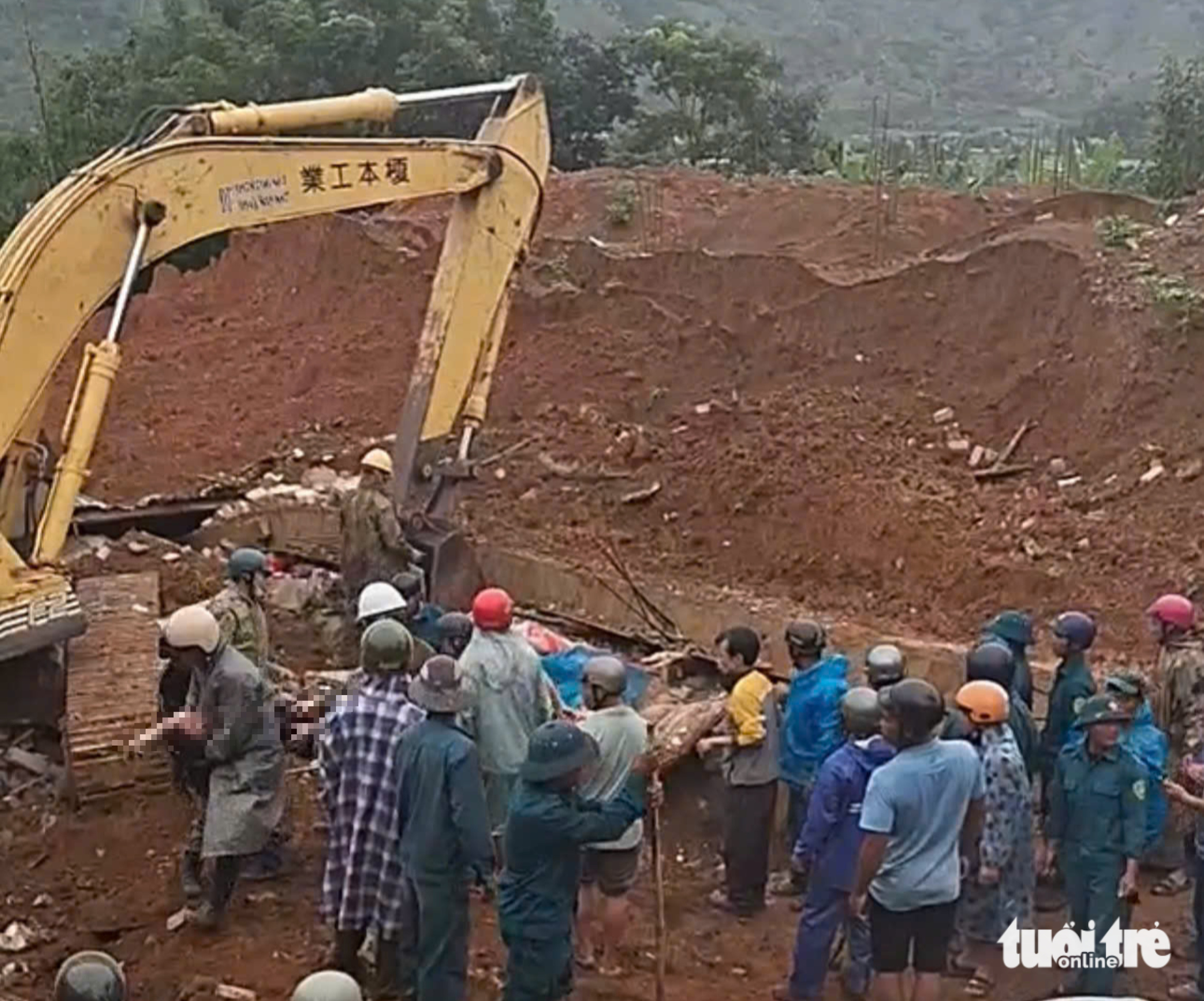 正在建造的房屋突然地基倒塌压到邻居家,2人死亡,2人受伤